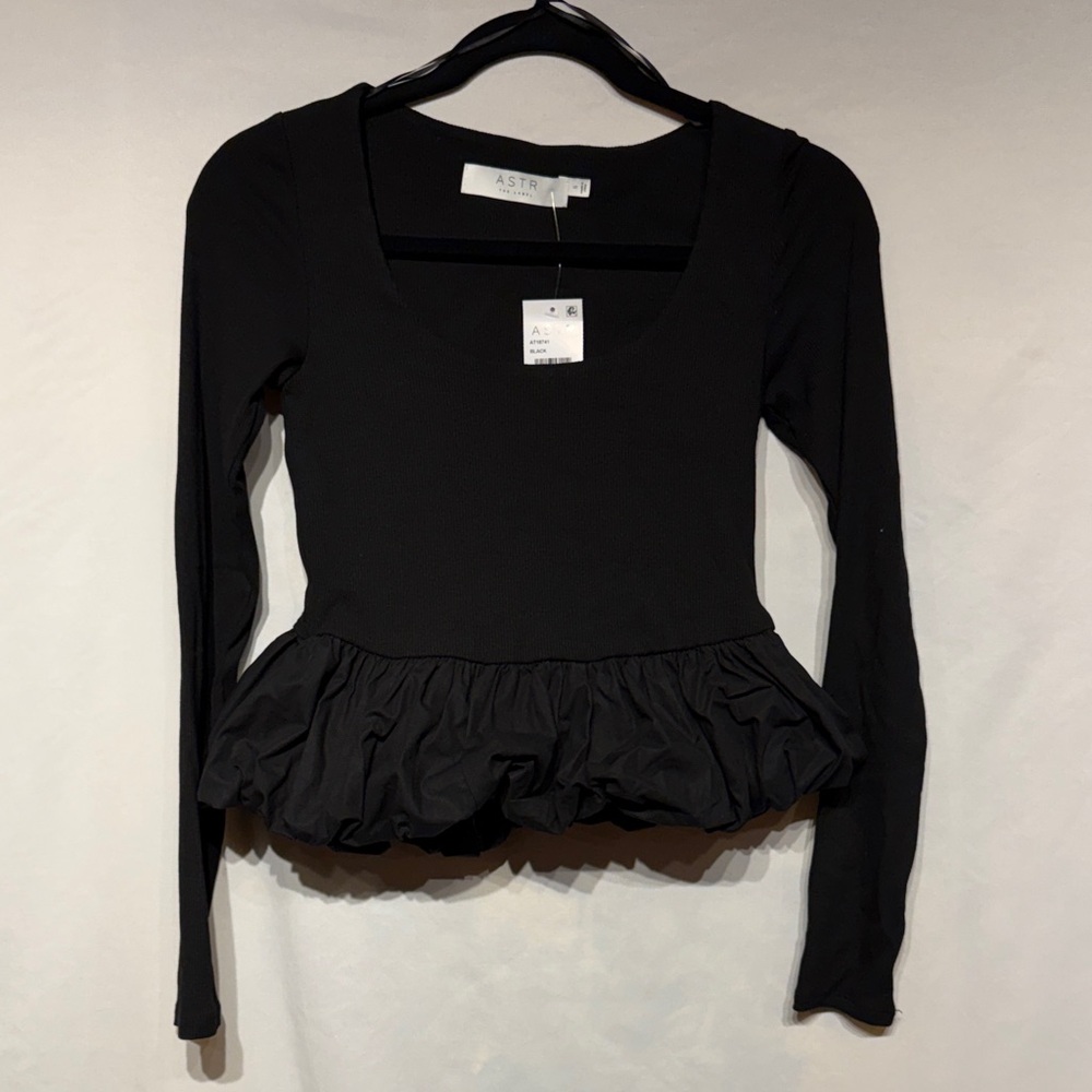 Astr The Label Bubble Hem Peplum Top Black Size Small NWT - Picture 2 of 7
